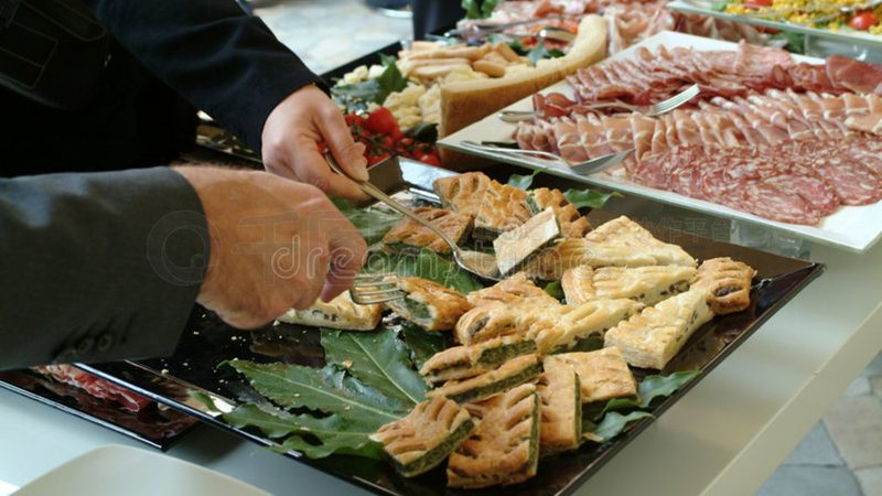在选择食材配送车时，应关注以下性能参数：